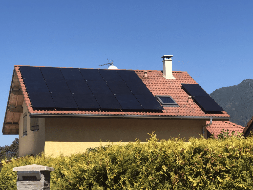 Installation solaire sur toit pentu