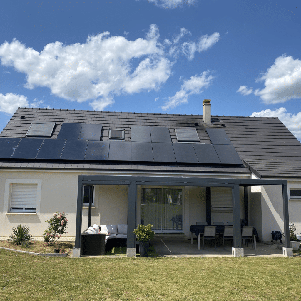Panneaux solaires photovoltaïques sur toiture résidentielle