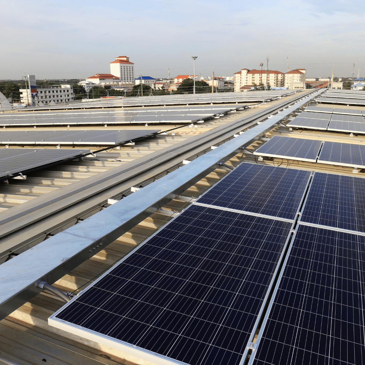 Installation de photovoltaique sur le toit d'un centre commercial
